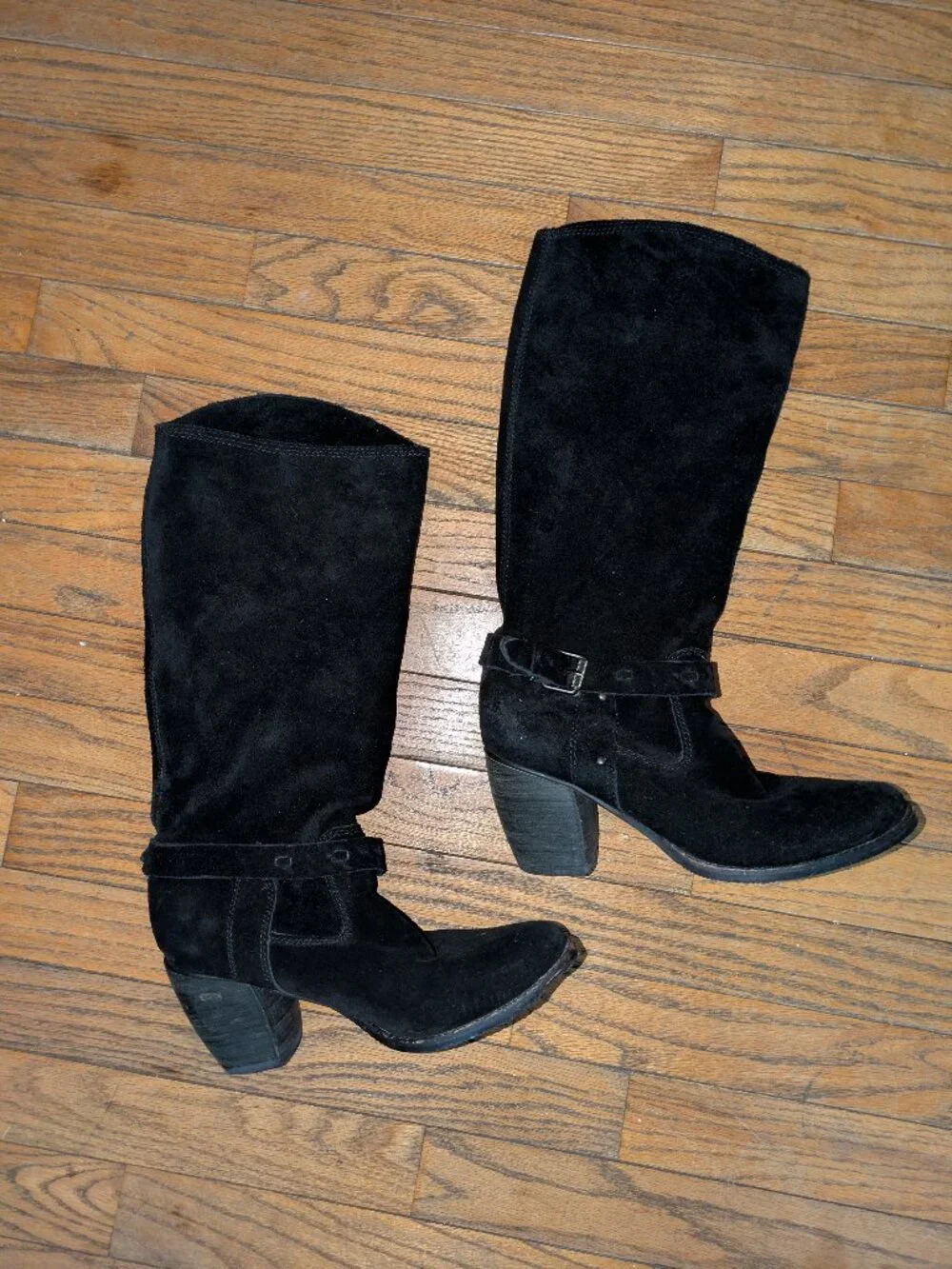 Bcbg generation size 8 and 1/2 suede boots